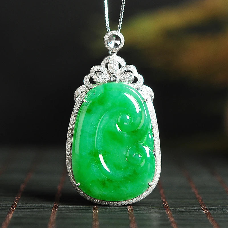 18K gold inlaid ice waxy with green spicy green ruyi pendant full of emerald pendant all the best