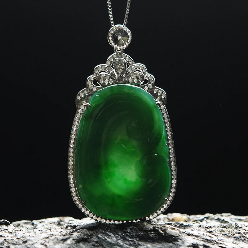 18K gold inlaid ice waxy with green spicy green ruyi pendant full of emerald pendant all the best